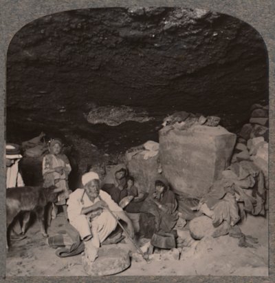 Beduiiniluola-asukkaat luolissaan, 1900 tekijältä Unbekannt