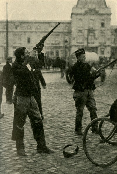 Belgialaiset sotilaspyöräilijät ampumassa saksalaiseen lentokoneeseen, ensimmäinen maailmansota, 1914-1918, c1920. tekijältä Unbekannt