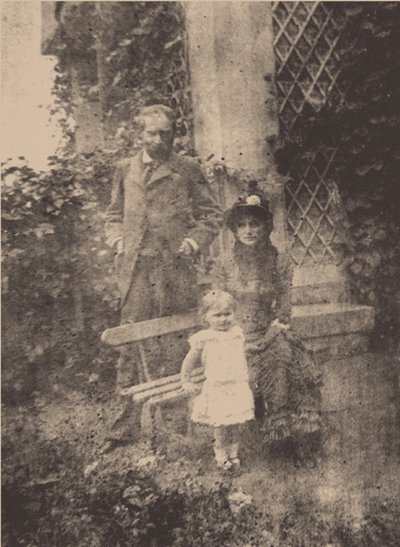 Berthe Morisot, hänen miehensä Eugène Manet ja heidän tyttärensä Julie, noin 1881 tekijältä Unbekannt