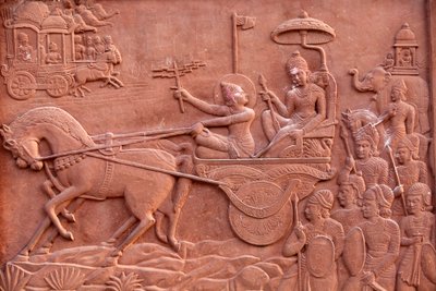 Hindutemppeliin kaiverrettu Bhagavad Gita: Krishna ajaa Arjunan varjoa Varindawan Inde tekijältä Unbekannt