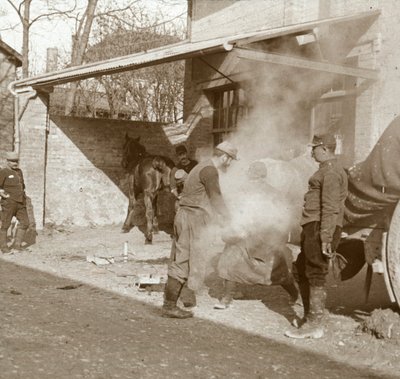 Sepän kenkähevonen, Suippes, Pohjois-Ranska, c1914-c1918 tekijältä Unbekannt