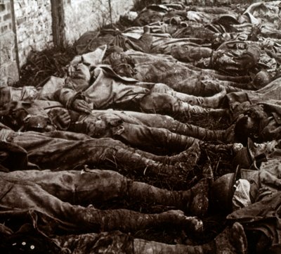 Ruumiit hyökkäyksen jälkeen, c1914-c1918 tekijältä Unbekannt