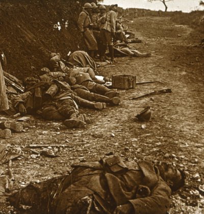 Ruumiit Courcellesin valloituksen jälkeen, Pohjois-Ranskassa, 1918 tekijältä Unbekannt
