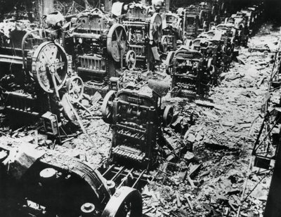Pommivaurio Renaultin tehtaalla, Sevres, Pariisi, 4. huhtikuuta 1943 tekijältä Unbekannt