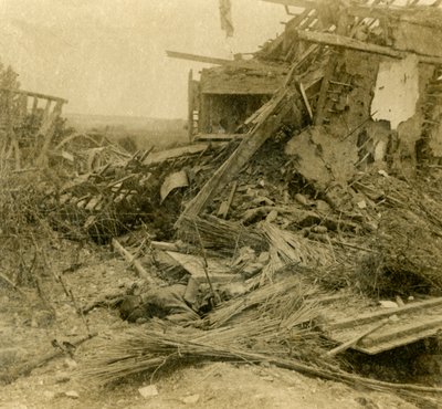 Pommitettu rakennus, kuolleen sotilaan ruumis etualalla, 1916 tekijältä Unbekannt