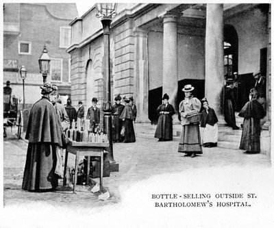 Pullomyynti St Bartholomews Hospital -sairaalan ulkopuolella, Lontoo, n. 1903 1903 tekijältä Unbekannt