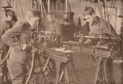 Bradfield Collegen pojat valmistavat kuoriosia, Berkshire, 1916 1928 tekijältä Unbekannt