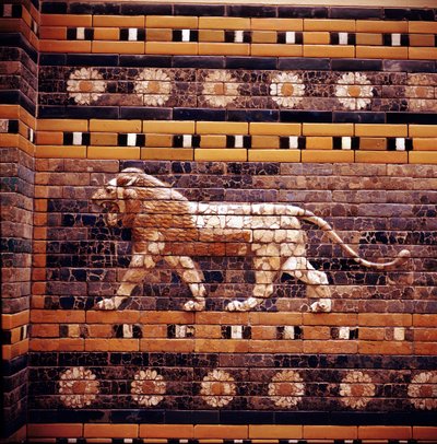 Tiilireliefi leijona Ishtarin portille johtavan pyhän tien seinillä, Babylon, n. 580 eaa. tekijältä Unbekannt