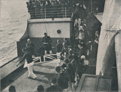 Bringing the Body on Deck, c1900, 1910 tekijältä Unbekannt