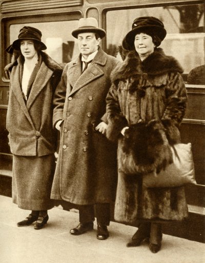 Britannian pääministeri Stanley Baldwin vaimonsa ja tyttärensä kanssa Lontoossa 27. tammikuuta 1923 1935. tekijältä Unbekannt