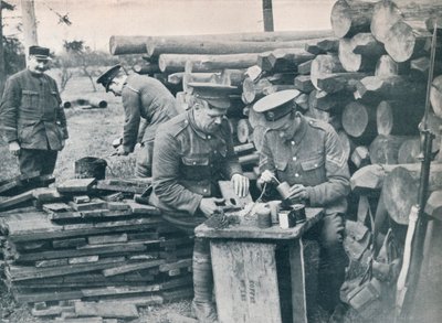 Brittiläiset insinöörit Expeditionary Force -joukon kanssa tekevät käsikranaatteja tupakkapurkeista, c1914 tekijältä Unbekannt