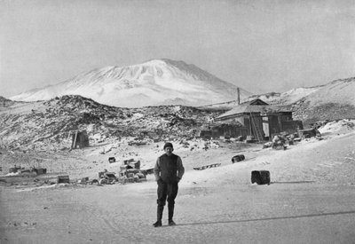 Brittiläinen tutkimusmatkailija Ernest Shackleton Cape Roydsin perusleirillä Etelämantereella, 1908 tekijältä Unbekannt