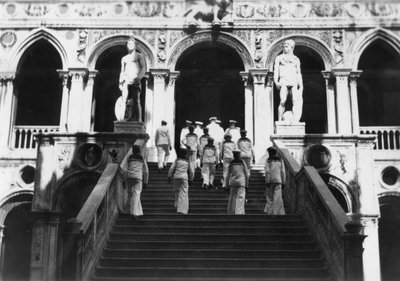 Brittiläiset merimiehet vierailemassa Dogen palatsissa, Venetsiassa, Italiassa, 1938 tekijältä Unbekannt