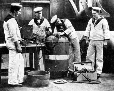 Brittiläiset merimiehet asentamassa miinaa, ensimmäinen maailmansota, 1914 tekijältä Unbekannt