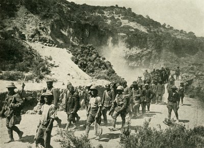 Brittijoukot turkkilaisten vankien kanssa, ensimmäinen maailmansota, 1915, c1920. tekijältä Unbekannt