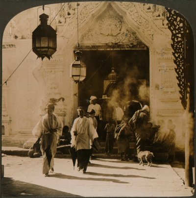 Burmalaiset naiset matkalla basaariin, Mandalay, Burma, 1907 tekijältä Unbekannt