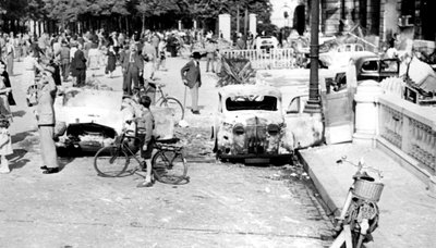 Palaneet autot, Place de la Concorde, Pariisin vapauttaminen, elokuu 1944 tekijältä Unbekannt