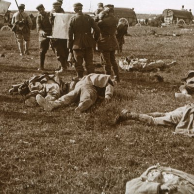Ruumiiden hautaus, Sainte-Marie-à-Py, Pohjois-Ranska, c1914-c1918 tekijältä Unbekannt