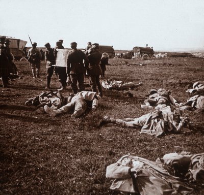 Ruumiiden hautaus, Sainte-Marie-à-Py, Pohjois-Ranska, c1914-c1918 tekijältä Unbekannt