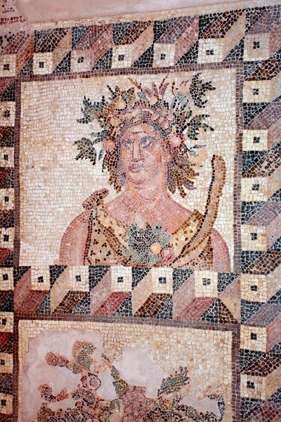 Kevään rintakuva - Yksityiskohta neljän vuodenajan paneelista - Pafoksen mosaiikit, Dionysoksen talo - 2. vuosisadan loppu jKr - Kypros - Personification du Printemps - Yksityiskohta neljän vuodenajan mosaiikki - Pafoksen mosaiikit, Dionysoksen talo - End  tekijältä Unbekannt