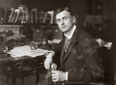 C S Rolls istuu pöytänsä ääressä, n. 1902 tekijältä Unbekannt