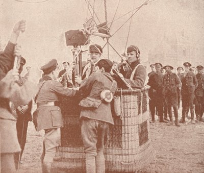 Kanadalainen virallinen kuvaaja ja assistentti valmiina nousemaan leijailmapallolla, c1917 1919 tekijältä Unbekannt