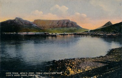 Kapkaupunki, Devils Peak, Pöytävuori ja Lions Head from Table Bay, c1900 tekijältä Unbekannt
