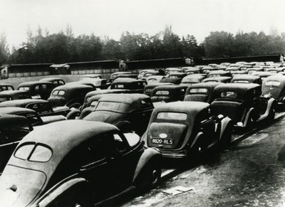 Miehittäjäsaksalaisten takavarikoimat autot, Vincennes, Pariisi, 1940-1944 tekijältä Unbekannt