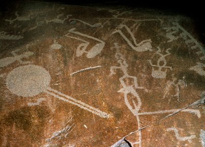 Veistetty Petroglyfi Ihmisiä, peuroja, hirviä, lintuja, saappaita ja ympyröitä, 4.-3. vuosituhat eKr. tekijältä Unbekannt