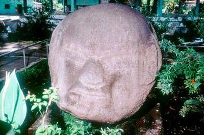 Kaiverrettu monoliittinen pää Monte Altosta, Guatemalasta, esikolumbialaisesta, esiklassisesta kaudesta, 1500-100 eaa. tekijältä Unbekannt
