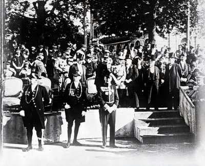 Seremonia arvohenkilöiden ja virkamiesten kanssa, c1914-c1918 tekijältä Unbekannt