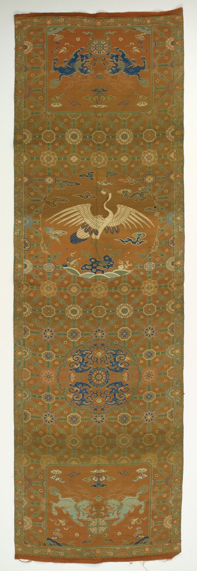 Tuolinpäällinen, jossa nosturi, leijonat, lohikäärmeet, lupaavat symbolit ja kukka..., Qing-dynastia, 1700-luku. tekijältä Unbekannt
