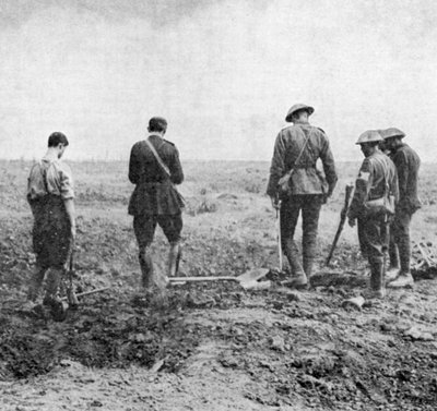 Pappi suorittaa hautauspalvelua kentällä, kun hautajaiset kunnioittavat kunnioitustaan, c1916 tekijältä Unbekannt