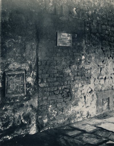 Charterhouse. Munkkisellin ruokaluukku ja oviaukko luostarissa, 1925 tekijältä Unbekannt