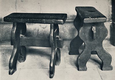 Charterhouse. Kaksi muinaista jakkaraa, nyt säilytetty kirjastossa, 1925 tekijältä Unbekannt