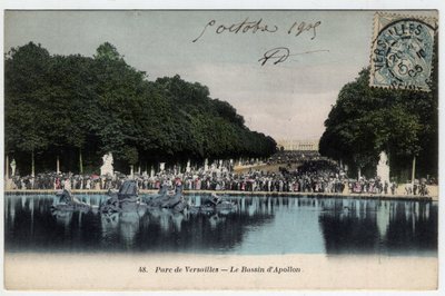 Chateau de Versailles: vierailijat Apollon säiliöaltaan edessä puistossa - Postikortti vuodelta 1905 tekijältä Unbekannt