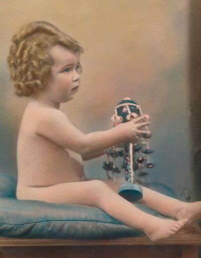 Lapsi leluineen, c1920 tekijältä Unbekannt
