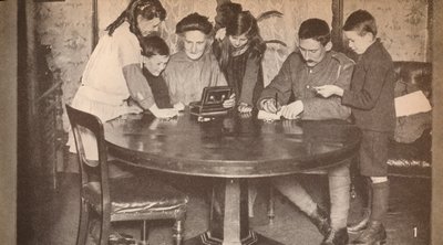 Lapset tyhjentävät rahalaatikoitaan sijoittaakseen sotalainaan, c1917, 1935 tekijältä Unbekannt