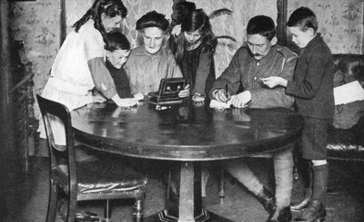 Lapset tyhjentävät rahalaatikoitaan sijoittaakseen sotalainoihin, 1936 tekijältä Unbekannt
