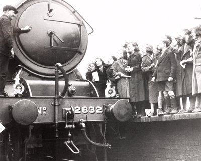 Lapset katsomassa höyryveturia, 3. maaliskuuta 1936 tekijältä Unbekannt
