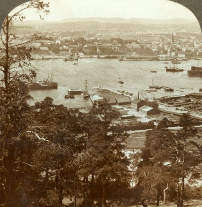 Christiania ja hänen vilkas satamansa, N.W. Ekebergin kuninkaallisesta palatsista oikealla, Norja, n. 1905. tekijältä Unbekannt