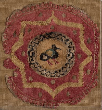 Pyöreä segmentti, jossa on kahdeksankärkinen tähti ja lintu, 600-700. tekijältä Unbekannt