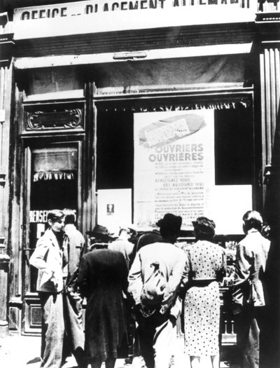 Pariisin kansalaisia saksalaisen työnvälitystoimiston ulkopuolella, 1940-1944 tekijältä Unbekannt
