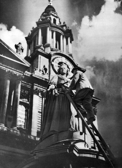 Kuningatar Annen patsaan siivoaminen osana kuningas Yrjö V:n hopeajuhlajuhlaa, 1935 tekijältä Unbekannt
