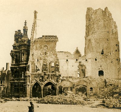 Kellotorni ja Hotel de Ville, Arras, Pohjois-Ranska, c1914-c1918 tekijältä Unbekannt