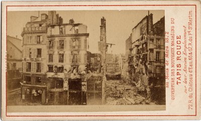 Commune de Paris (1871): Carpet Rougen tavaratalojen avaaminen, mainoskortti, joka näyttää rakennuksen vuotta aiemmin raunioina kommuunin aikana. Tulostus pahville Dim. 6,3 x 10 cm tekijältä Unbekannt