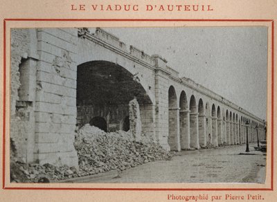 Commune de Paris (1871): näkymä Auteuil-sillalta Pariisissa toukokuussa 1871. Valokuva Pierre Pepetitista. Tulostus kartongille, himmennys. 9x5,4 cm tekijältä Unbekannt