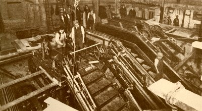 Liukuportaiden rakentaminen Bank Stationille, Lontoo, n. 1930. tekijältä Unbekannt