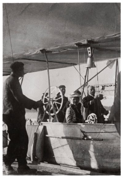 Kreivi Zeppelin tyttärensä kanssa Zeppelin LZ3:n gondolissa, Saksa, c1906-1908 1933 tekijältä Unbekannt