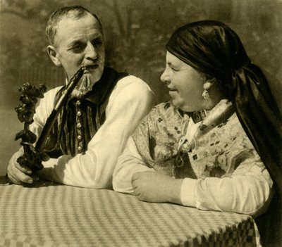 Pariskunta perinteisessä asussa, Ylä-Itävalta, vuodelta 1935. tekijältä Unbekannt